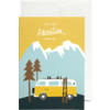 Karte mit weißem Umschlag; Vorderseite zeigt gelb-blaue Illustration mit schneebedeckten Bergen, zwei Kiefern, einem gelben Camper-Van mit Skiern an der Seite und dem Text 'LET THE Adventure BEGIN.'