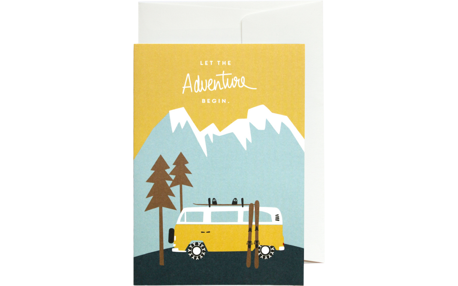 Karte mit weißem Umschlag; Vorderseite zeigt gelb-blaue Illustration mit schneebedeckten Bergen, zwei Kiefern, einem gelben Camper-Van mit Skiern an der Seite und dem Text 'LET THE Adventure BEGIN.'