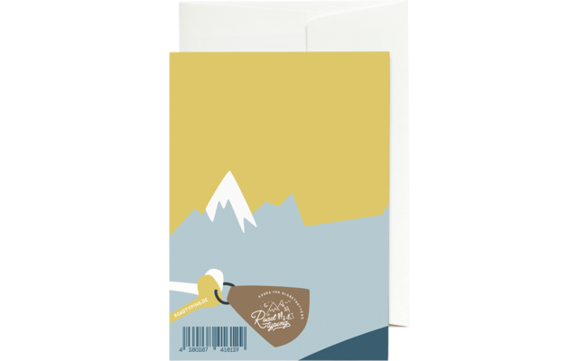 Vorderseite einer Karte vor einem weißen Umschlag, gelber Oberteil und hellblauer Unterteil, stilisierte weiße Berggipfel, braune Tasse mit Anhänger und Barcode unten links
