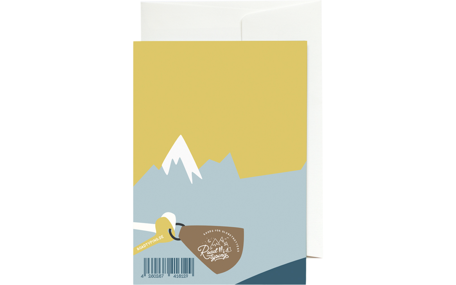 Vorderseite einer Karte vor einem weißen Umschlag, gelber Oberteil und hellblauer Unterteil, stilisierte weiße Berggipfel, braune Tasse mit Anhänger und Barcode unten links