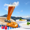 Bierglas, Brezel, zwei kleine Schalen mit Essen und drei Radieschen vor Bergpanorama