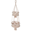 Colgador de plantas de macramé con planta verde de hojas delante de pared blanca