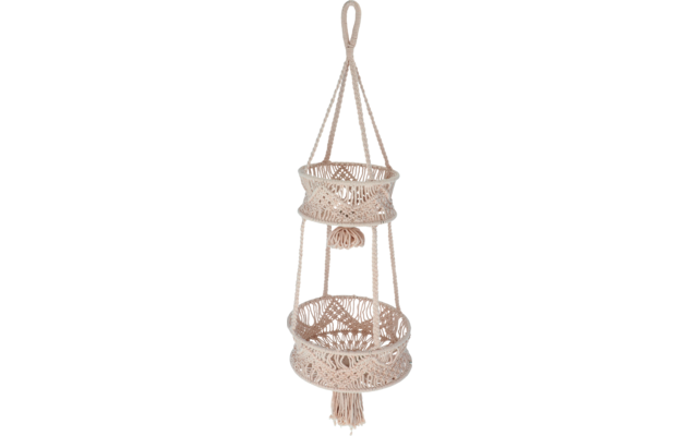 Colgador de plantas de macramé con planta verde de hojas delante de pared blanca