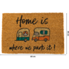 Brauner Türvorleger mit zwei gezeichneten Wohnwagen und dem Text ‚Home is where we park it!‘