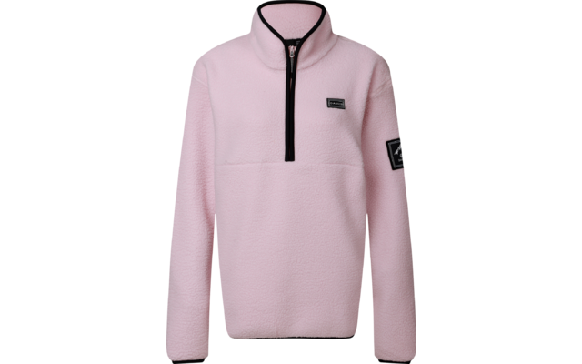 Hellrosa Fleece-Pullover mit hohem Kragen, schwarzem Reißverschluss bis zur Brust, schwarzem Kragenrand, horizontaler Brustnaht, kleinem rechteckigem Patch auf der linken Brust und schwarzem Patch am linken Oberarm
