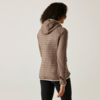 Femme aux cheveux bouclés portant un sweat à capuche beige et un pantalon noir, photographiée de dos