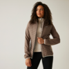 Jeune femme portant une veste matelassée marron et un pantalon foncé
