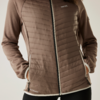 Personne portant une veste matelassée marron avec fermeture éclair et un pantalon noir