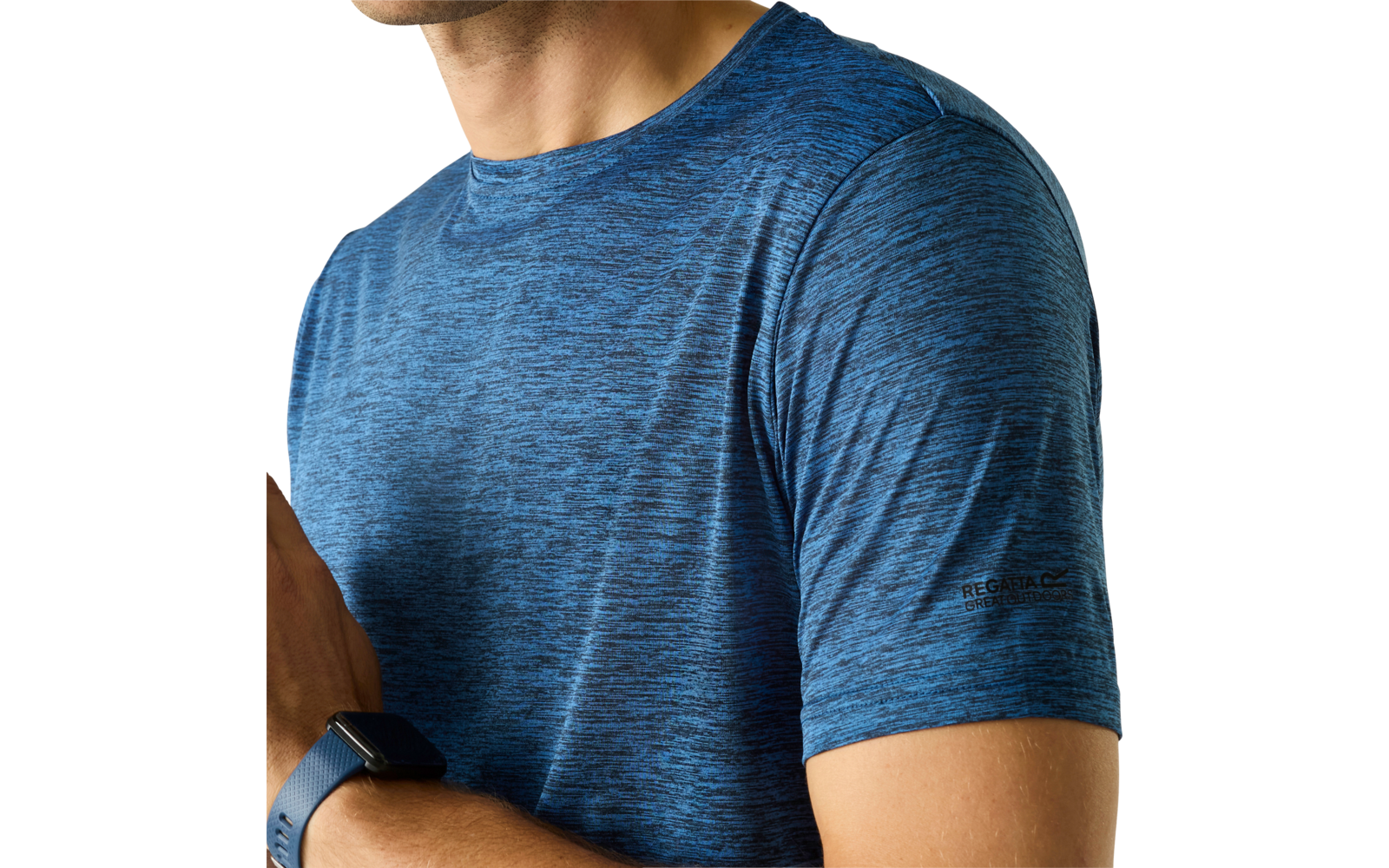 Nahaufnahme des Oberkörpers und des rechten Arms eines Mannes mit blau meliertem kurzärmligen T-Shirt und dunkler Smartwatch am Handgelenk, neutraler Hintergrund