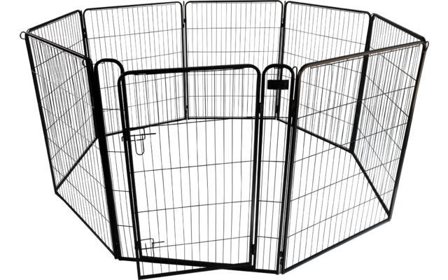 Achteckige schwarze Metallumzäunung aus Gitterpaneelen mit einer vorderen Tür