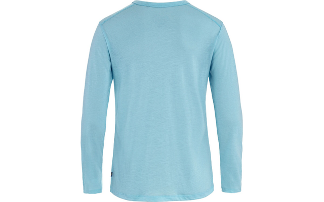 Vista trasera de una camiseta de manga larga azul claro con cuello redondo sobre fondo blanco