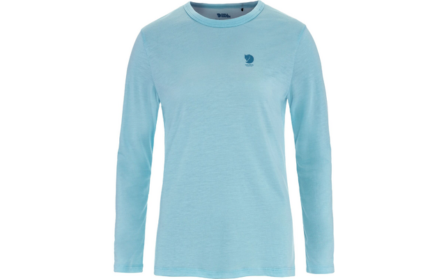 Camiseta de manga larga azul claro con cuello redondo y pequeño logo oscuro en el lado izquierdo del pecho