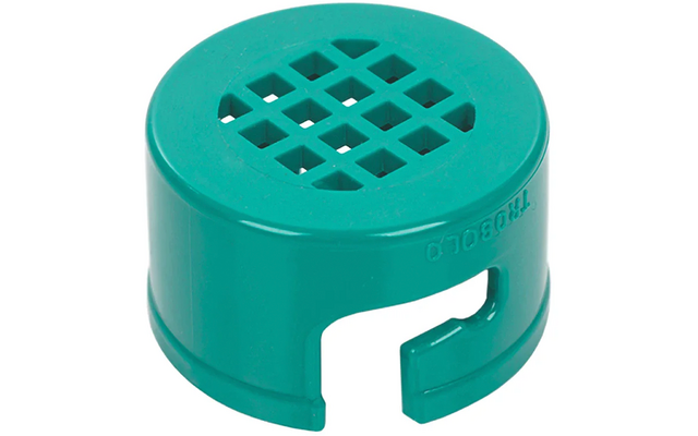 couvercle rond en plastique turquoise avec une grille carrée de trous sur le dessus et une encoche latérale