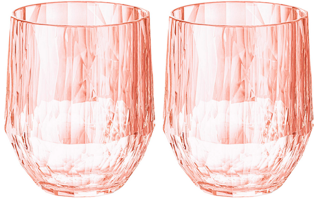 Zwei transparente, pinkfarbene Gläser mit facettiertem Muster