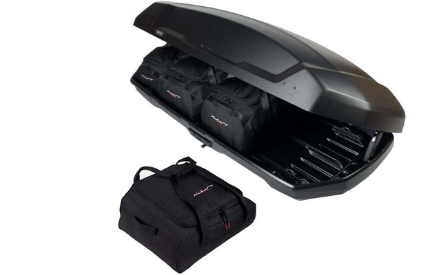 Offener schwarzer Dachkoffer mit zwei schwarzen Taschen im Inneren und einer Tasche davor