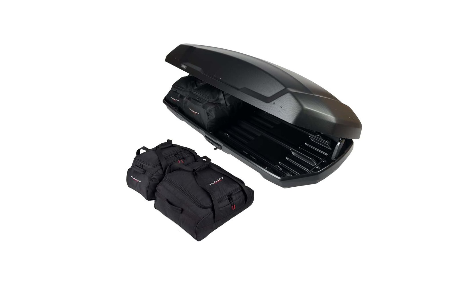 Offener schwarzer Dachkoffer und drei schwarze Reisetaschen auf weißem Hintergrund