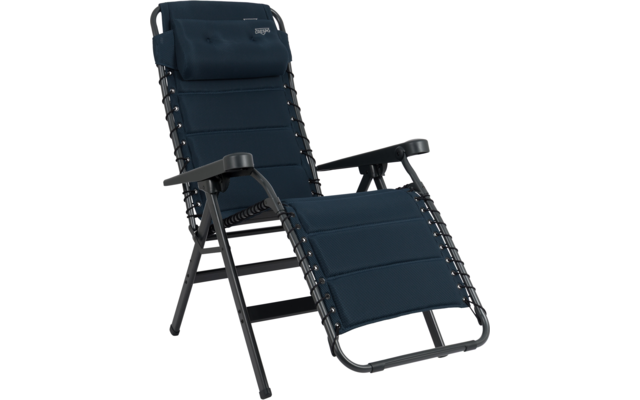 Donkerblauwe, gewatteerde ligstoel met hoofdkussen, armleuningen en zwart metalen frame