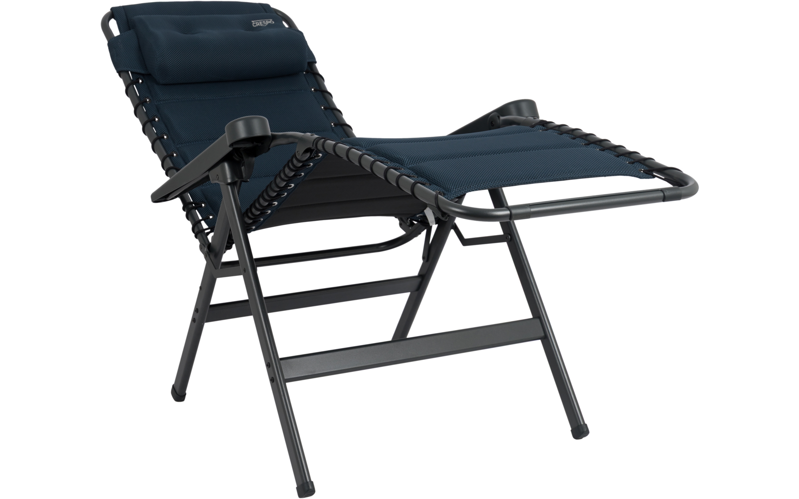 Donkerblau gewatteerde ligstoel met metalen frame, armleuningen, hoofdkussen en elastische koorden langs de zijkanten