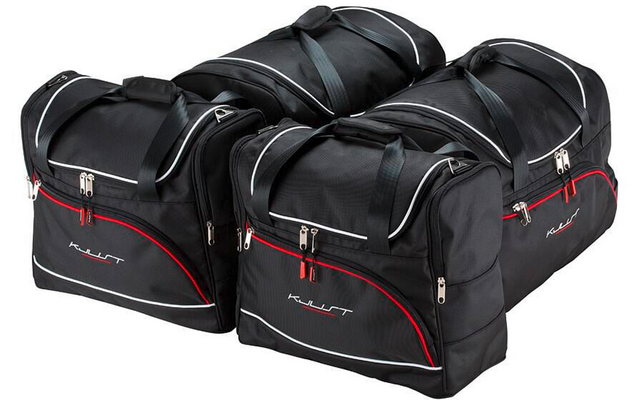 Trois sacs noirs en textile côte à côte avec des bandes rouges, un liseré blanc, des poignées et des fermetures éclair argentées