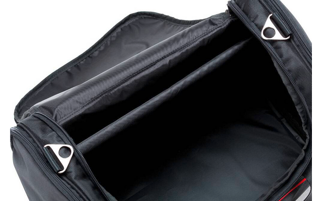 Sac de voyage noir ouvert avec deux compartiments intérieurs