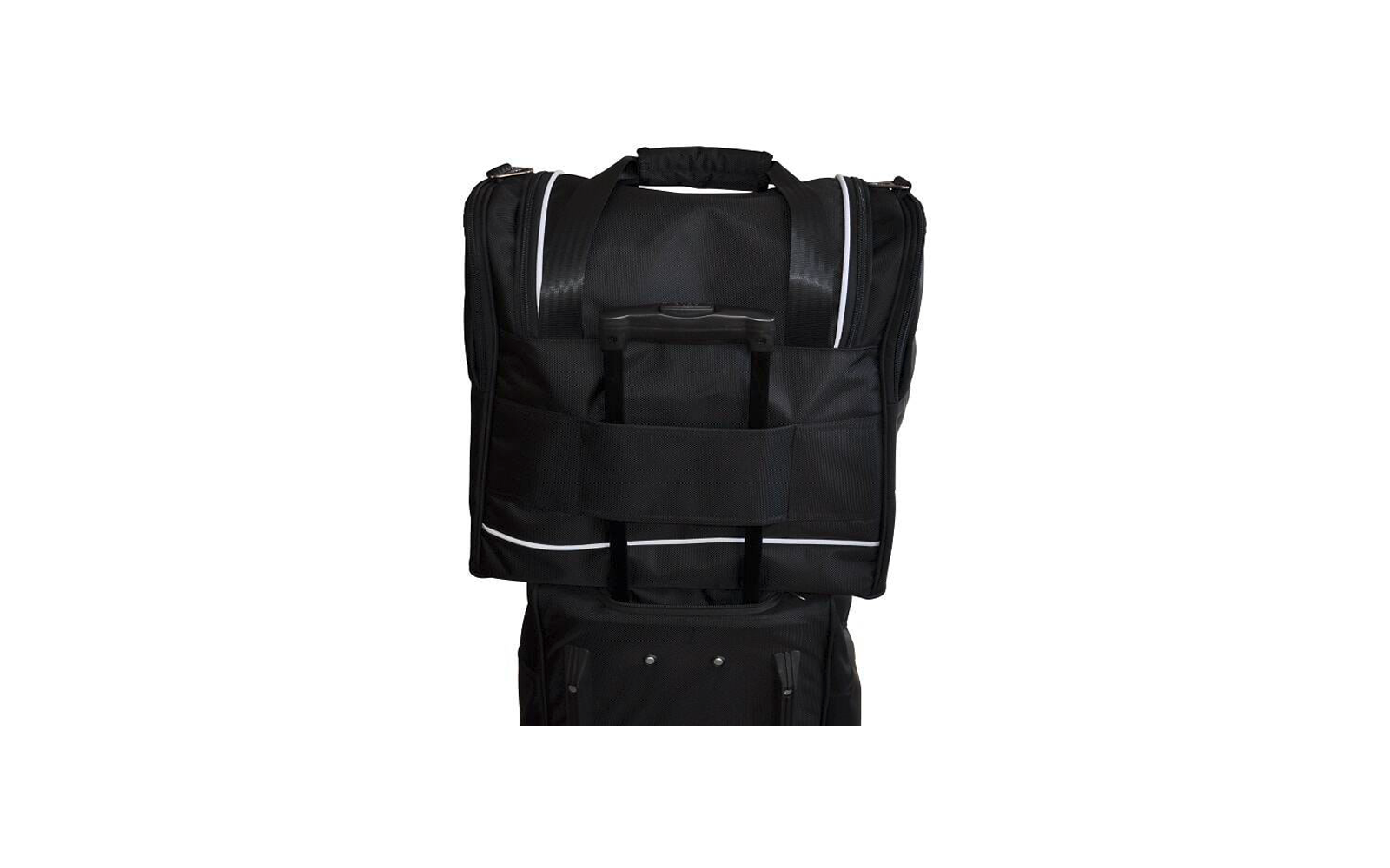 Sac de voyage noir posé sur une valise à roulettes noire, vue de face, deux bandes de fermeture éclair blanches, poignée télescopique et poignée de transport visibles