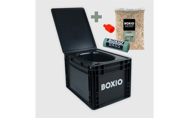 Schwarzer Kunststoffkasten mit offenem Deckel und weißem Schriftzug 'BOXIO'; daneben rote Schaufel, grüne Rolle mit 'BOXIO BAGS' und transparente Tüte mit Holzspänen und Aufschrift 'BOXIO HEMP' auf hellem Hintergrund mit grünem Pluszeichen