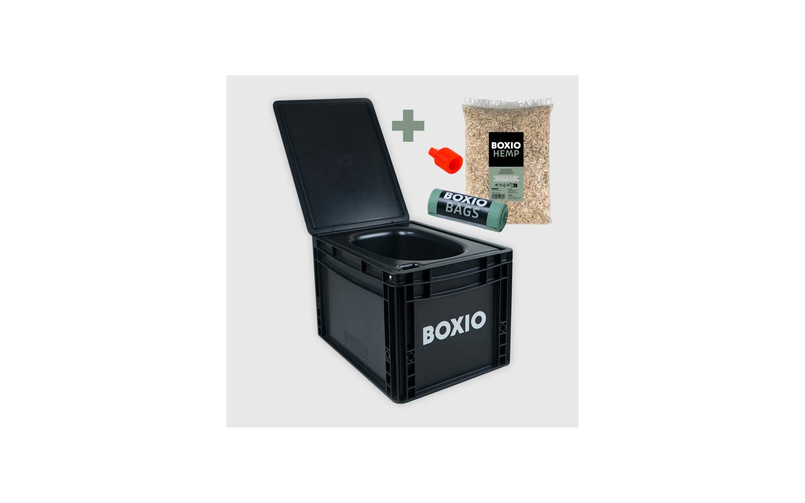 Schwarzer Kunststoffkasten mit offenem Deckel und weißem Schriftzug 'BOXIO'; daneben rote Schaufel, grüne Rolle mit 'BOXIO BAGS' und transparente Tüte mit Holzspänen und Aufschrift 'BOXIO HEMP' auf hellem Hintergrund mit grünem Pluszeichen