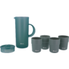 Grand pichet turquoise avec poignée à gauche, quatre tasses assorties à droite et un couvercle séparé devant à gauche