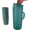 Main posée sur le bord d'une carafe turquoise avec anse ; à gauche, quatre gobelets turquoises empilés