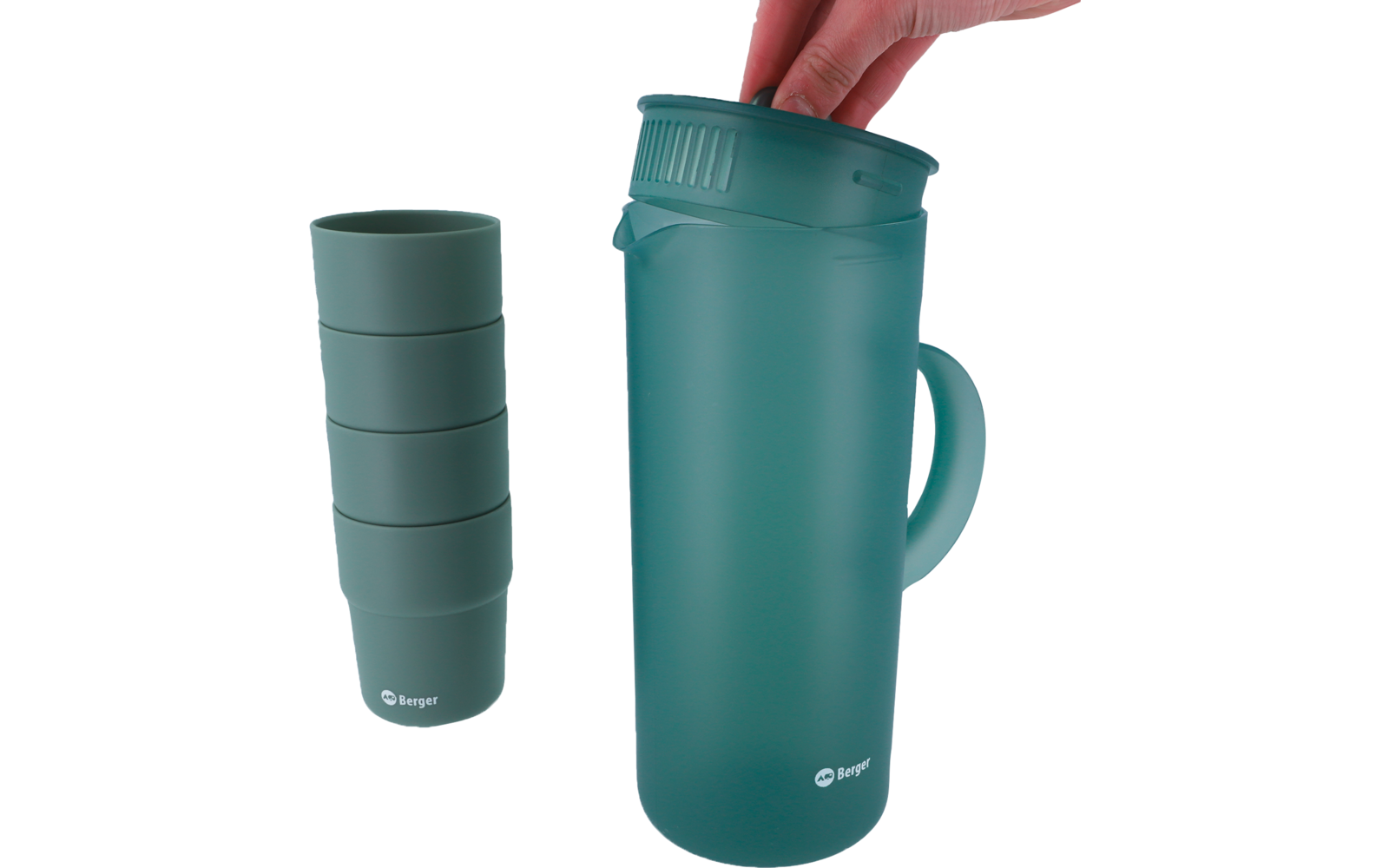 Main posée sur le bord d'une carafe turquoise avec anse ; à gauche, quatre gobelets turquoises empilés