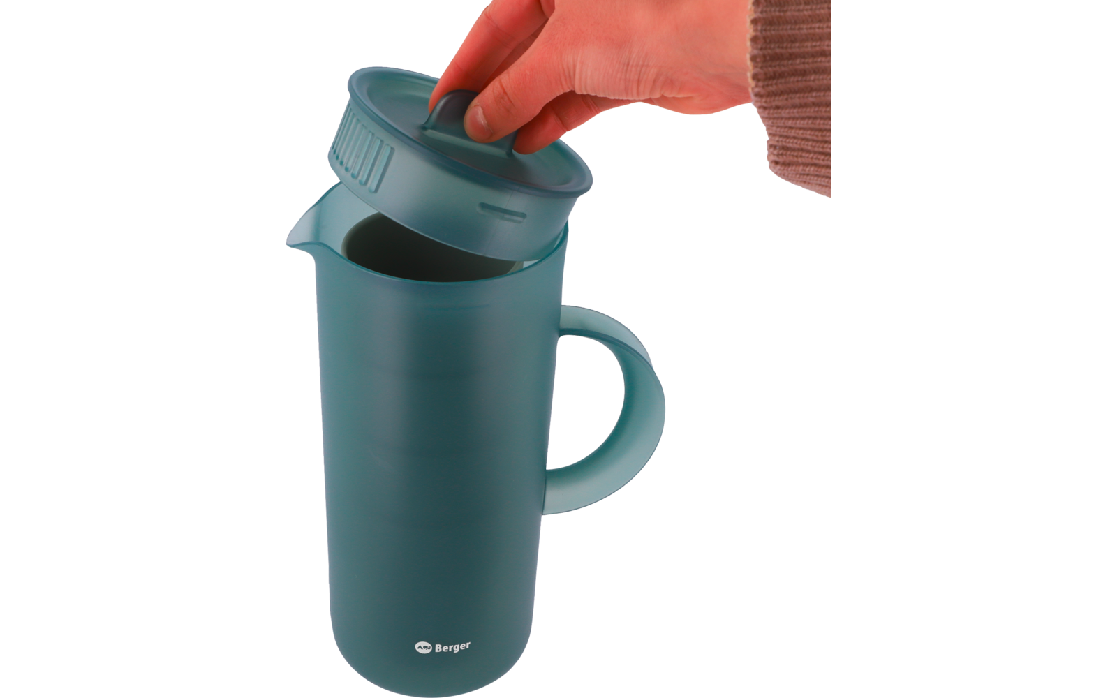 Main avec manche en maille marron soulève le couvercle d'une carafe verte avec poignée; logo Berger en bas à l'avant