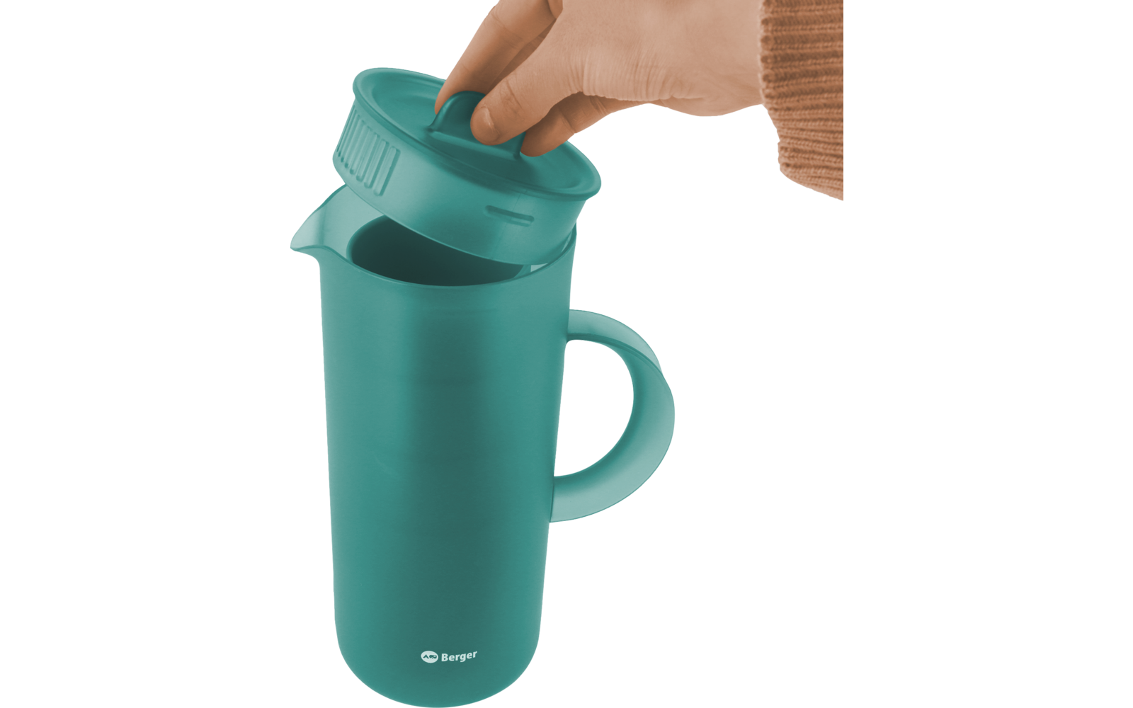 Hand met bruine gebreide mouw tilt het deksel van een groene kan met handvat; Berger-logo vooraan onderaan