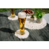 Deux verres de bière avec mousse sur des dessous de verre blancs sur une table en bois foncé, à l'arrière-plan une assiette de bretzels et deux petits pots de plantes