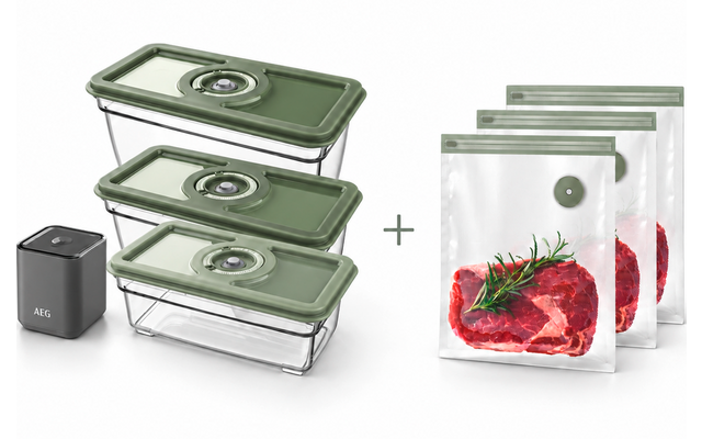 Drei rechteckige transparente Behälter mit grünen Deckeln mit runden Einsätzen auf Metallgestellen; links ein kleines graues Gerät mit AEG‑Logo; rechts drei transparente Beutel mit rohem Steak und Rosmarinzweig; grünes Pluszeichen dazwischen