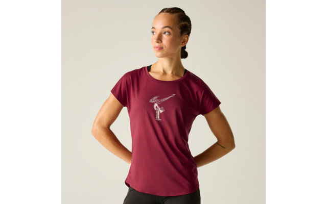 Frau mit geflochtenem Haar, trägt burgunderfarbenes T‑Shirt mit weißem Nike‑Logo und schwarzen Leggings, steht vor hellem Hintergrund und blickt nach rechts