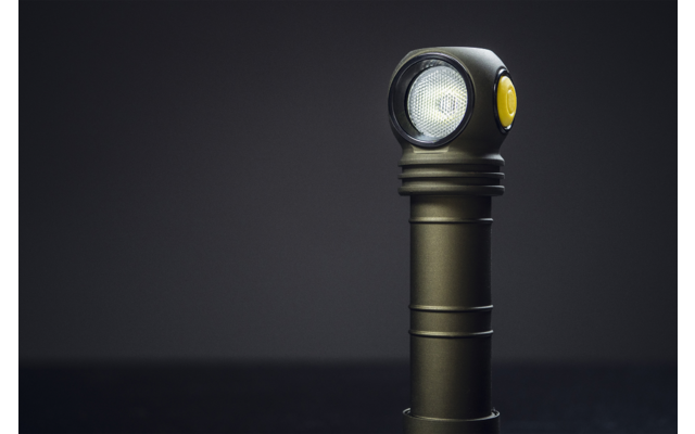 Schwarze Taschenlampe vor dunklem Hintergrund