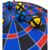 Dartscheibe mit drei Dartspfeilen, zwei gelb-schwarz und einer blau-rot, stecken in der Scheibe