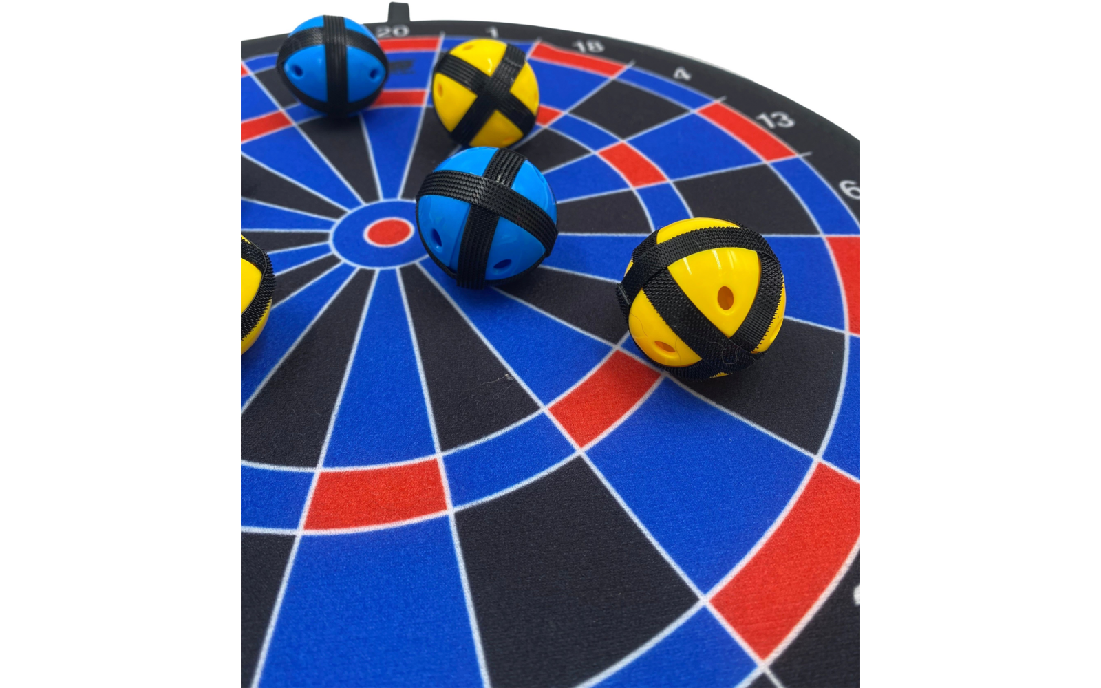 Dartscheibe mit drei Dartspfeilen, zwei gelb-schwarz und einer blau-rot, stecken in der Scheibe