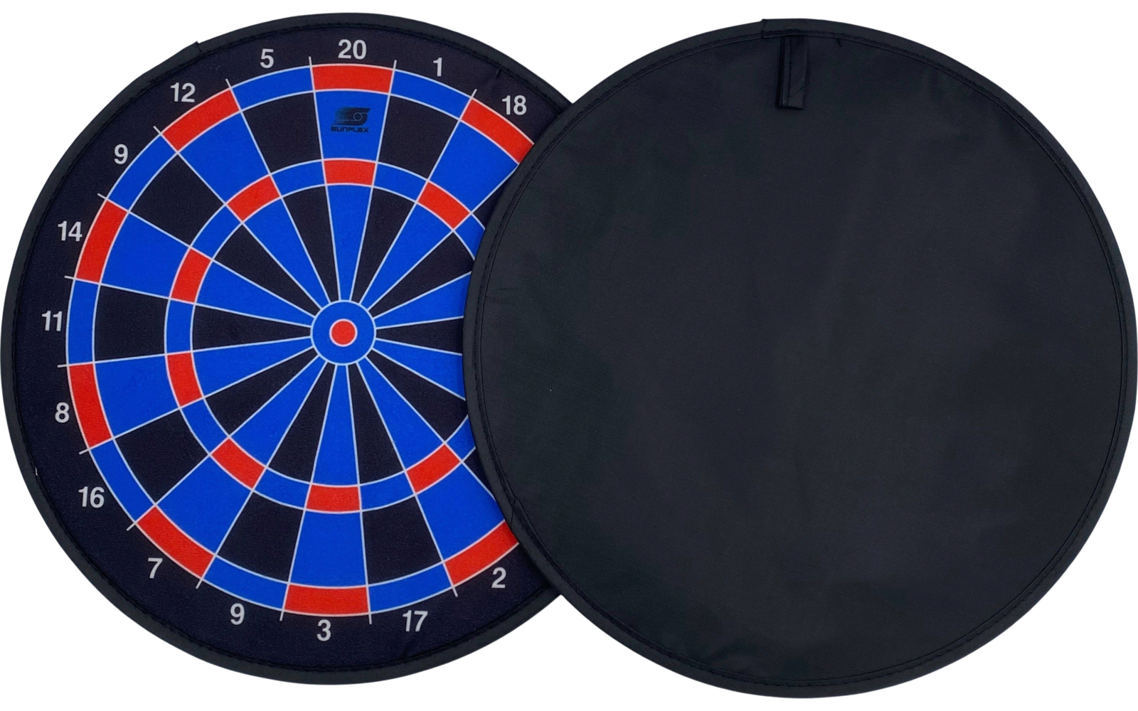Dartbord in blauw, rood en zwart, deels bedekt door een zwarte beschermhoes