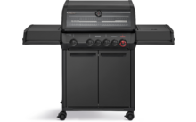 Großer schwarzer Grill mit geschlossener Haube, sichtbarem Thermometer, vier Drehreglern, zwei seitlichen Ablagen, geschlossenem Unterschrank und Rollen