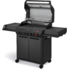Schwarzer Gasgrill mit offenem Deckel, Grillrost, vier schwarzen und einem roten Drehknopf, zwei Seitentischen, zweitüriger Unterschrank auf Rollen