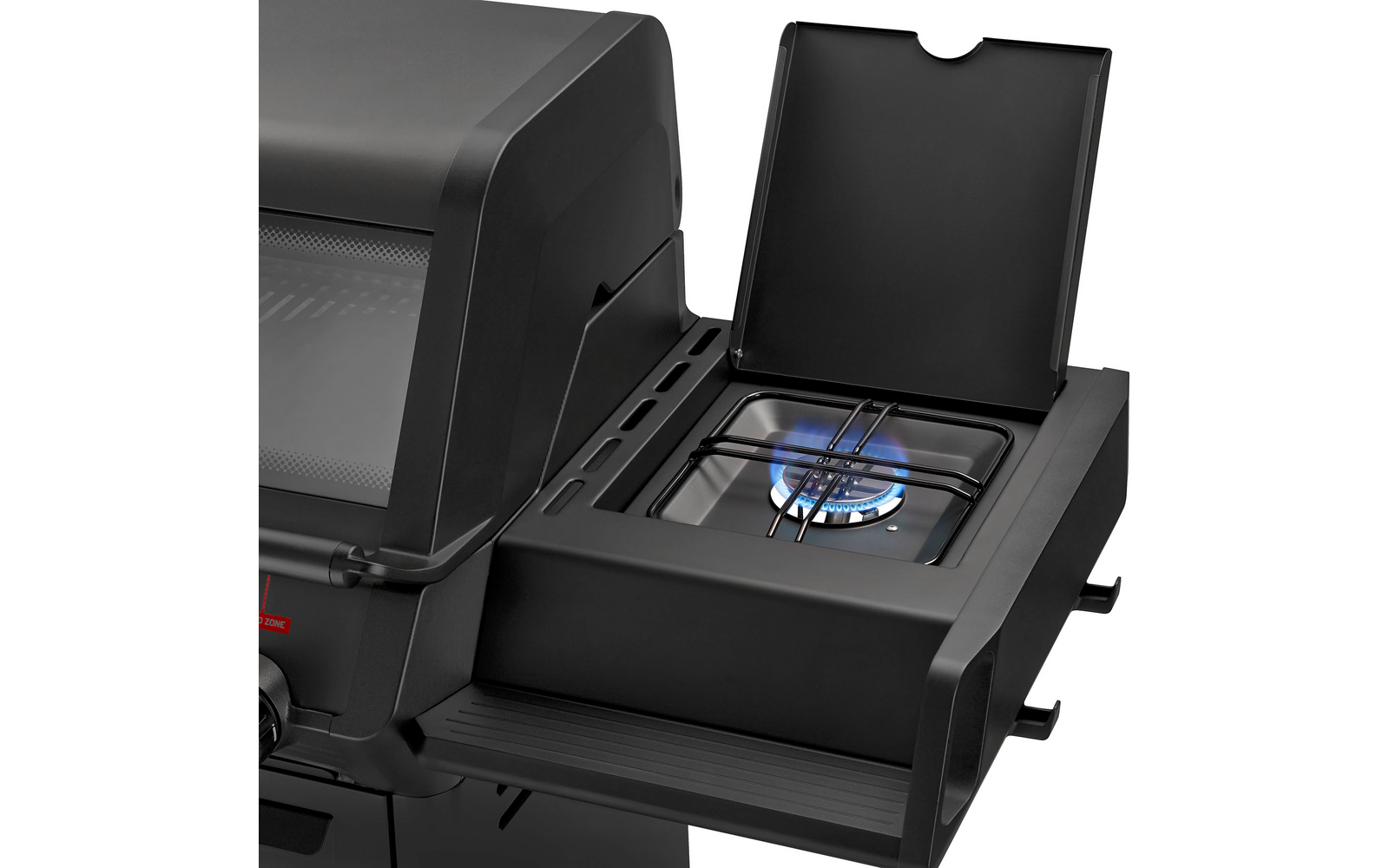 Schwarzer Gasgrill, links geschlossener Deckel, rechts offener Seitbrenner mit geklappter Abdeckung und sichtbarer blauer Flamme unter einem Metallgitter