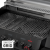 Schwarzer Grill mit offenem Deckel, Metallgrillroste mit rundem Einsatz in der Mitte, Bedienleiste mit mehreren Drehknöpfen und Aufkleber SWITCH GRID
