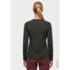 Person von hinten mit blondem Pferdeschwanz, dunkelgrünem Langarmshirt und bordeauxroter Hose vor hellem Hintergrund