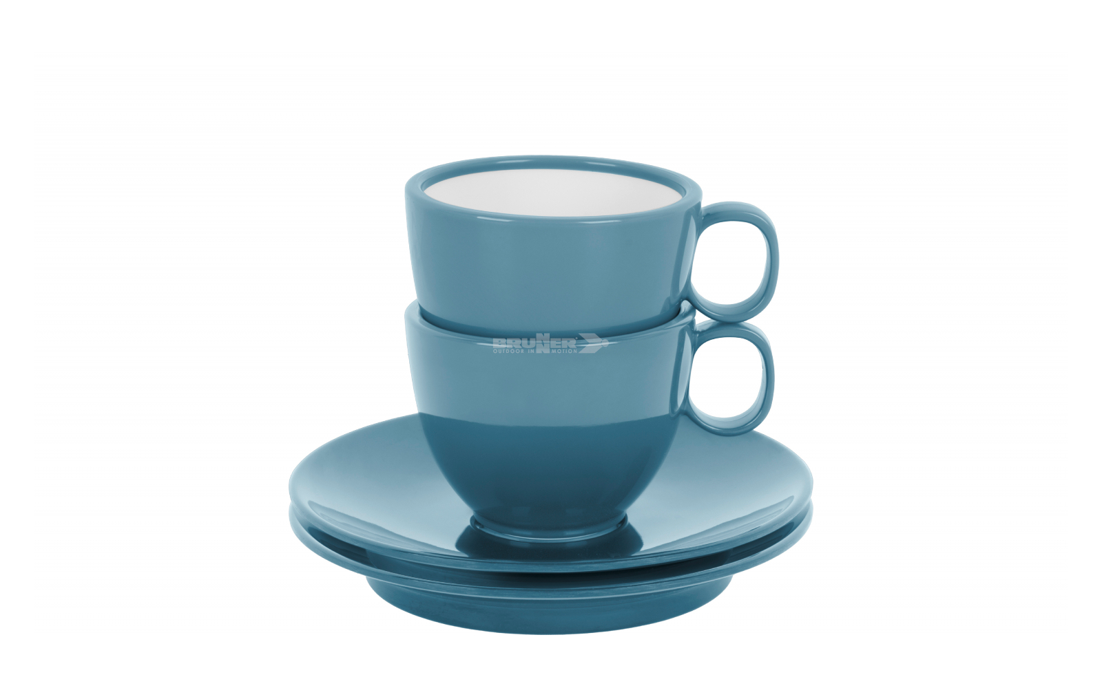 Deux tasses bleues avec anses empilées sur deux soucoupes sur fond blanc