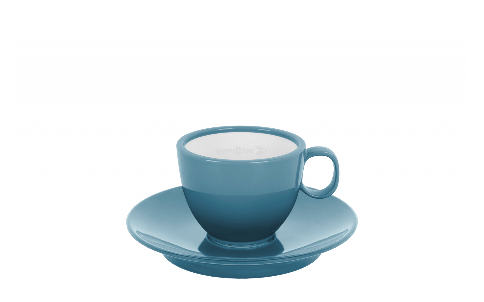 Tasse bleue avec sous-tasse, remplie d'un liquide de couleur claire, sur fond blanc