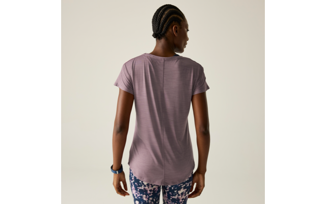 Person von hinten in violettem T-Shirt, gemusterten Leggings und Sportarmband vor hellem Hintergrund