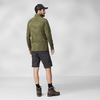 Mann von hinten mit olivgrüner Jacke, schwarzer Kappe, grauen Shorts, schwarzen Socken und braunen Wanderschuhen vor hellem Hintergrund