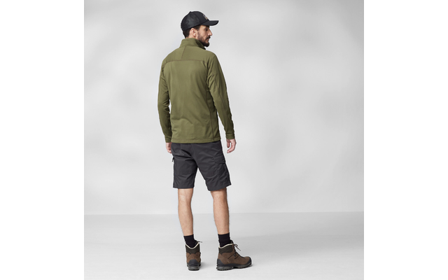 Mann von hinten mit olivgrüner Jacke, schwarzer Kappe, grauen Shorts, schwarzen Socken und braunen Wanderschuhen vor hellem Hintergrund