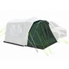Tenda verde scuro con ingresso ad arco, cerniera e finestra in rete, telo di base nero, tiranti giallo-verdi neon, sagoma sbiadita di un furgone sullo sfondo
